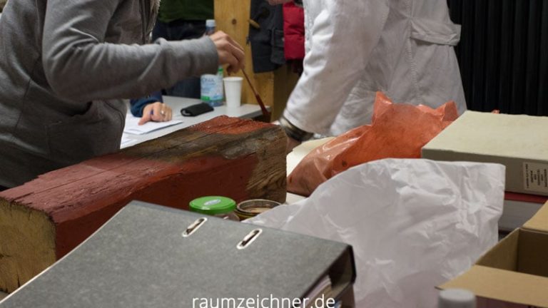 Historische Farbe herstellen. Adrian Neus zeigt, wie.